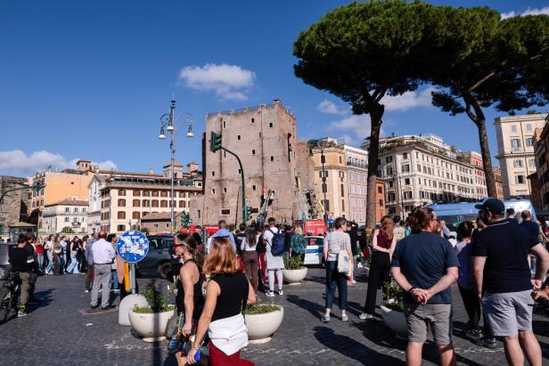 Part of Torre dei Conti tower collapses in Rome