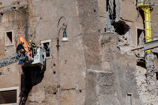 Part of Torre dei Conti tower collapses in Rome