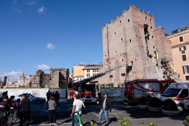 Part of Torre dei Conti tower collapses in Rome