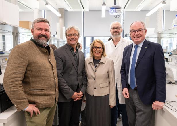 Die Leitungen der Fachhochschulen in NÖ und LH-Stellvertreter Stephan Pernkopf im Labor des IMC Krems