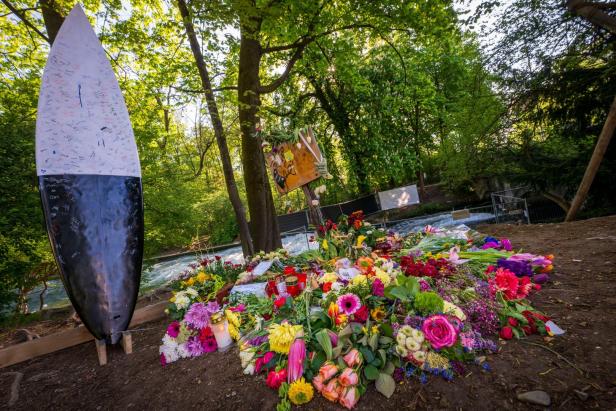 Trauerbekundung an der Eisbachwelle
