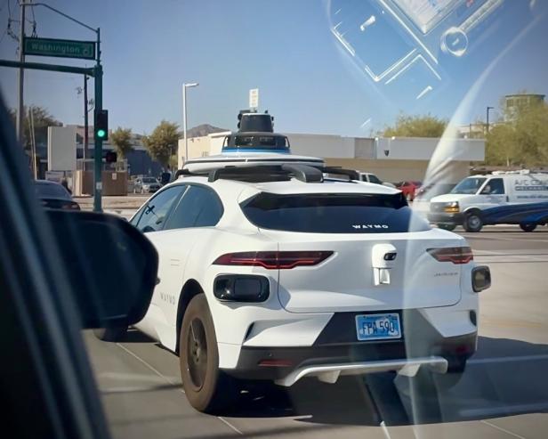 Weißes Waymo aus einem Auto aus fotografiert