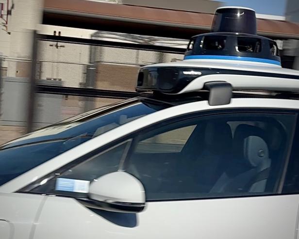 Close-up eines Robotaxis ohne Fahrer