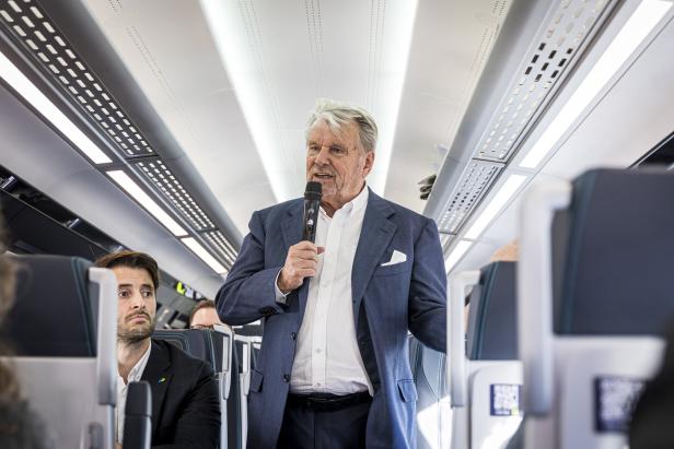 Hans Peter Haselsteiner, Dr., stellt die neuen Zuege der Westbahn vor. Westbahnhof, 1150 Wien