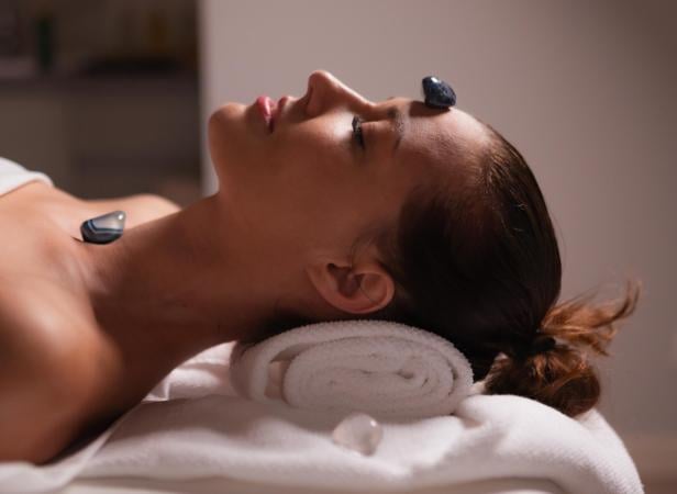 Steine auf einem Gesicht 