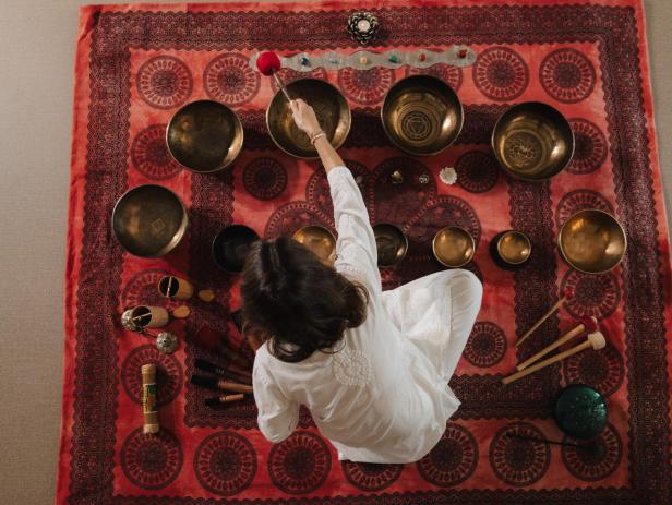 Eine Frau mit Klangschalen 