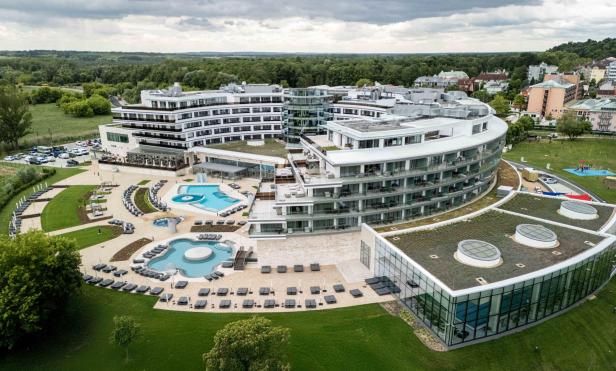 Ein Wellnesshotel mit Pools, von außen 
