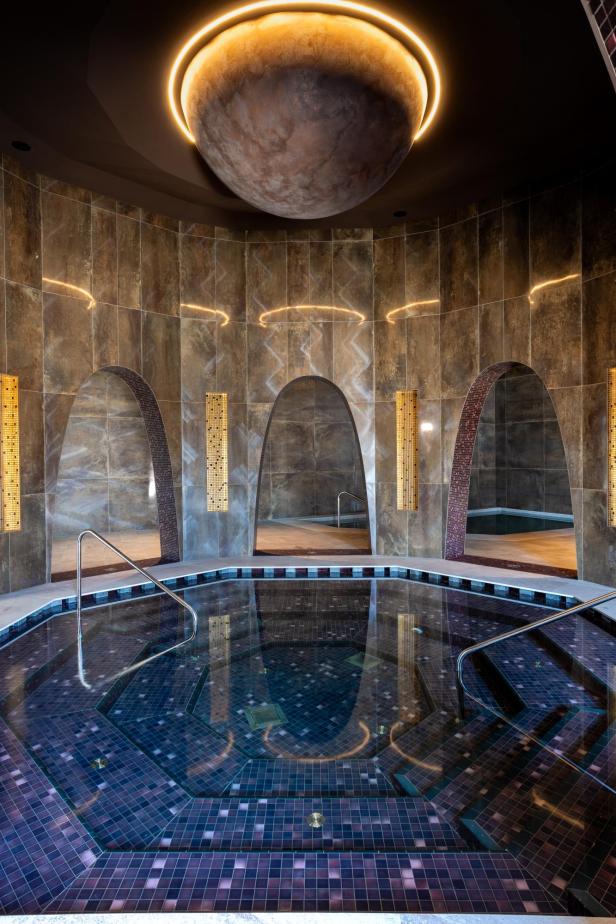 Ein Spa von innen, mit Pool 