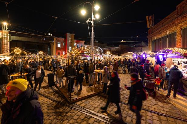 Adventmarkt in der Remise bei Nacht