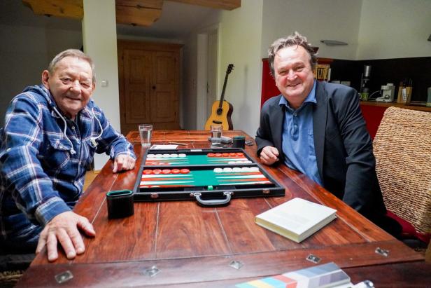 Wolfgang Ambros und Hanno Settele spielen in der "Dok 1: Ambros" Backgammon.