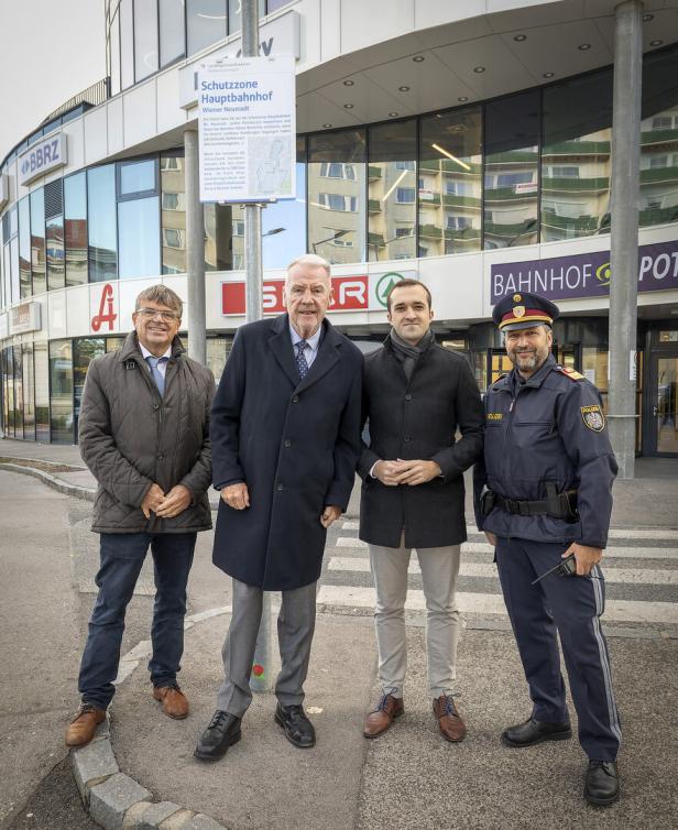 Stadthauptmann Anton Aichinger, Bürgermeister Klaus Schneeberger, Sicherheitsstadtrat Kevin Pfann und Stadtpolizeikommandant Manfred Fries in der erweiterten Schutzzone