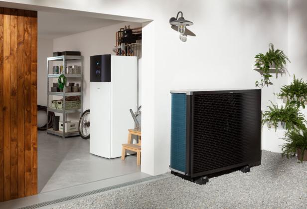 Auf dem Bild sieht man ein Außen- und ein Innengerät einer Wärmepumpe.