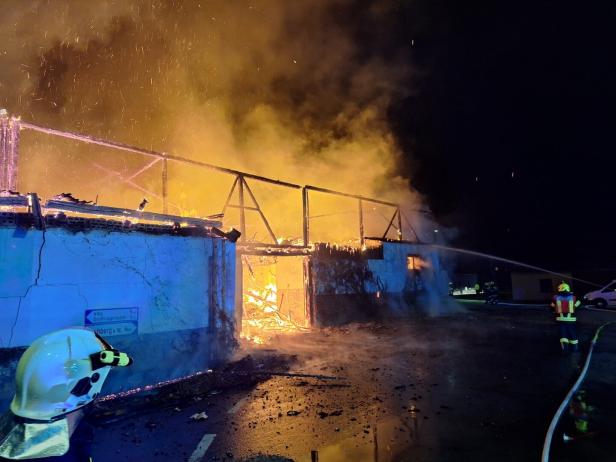 feuerwehren bekämpften Brand