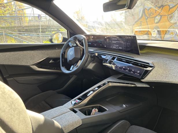 Peugeot E-5008 Cockpit
