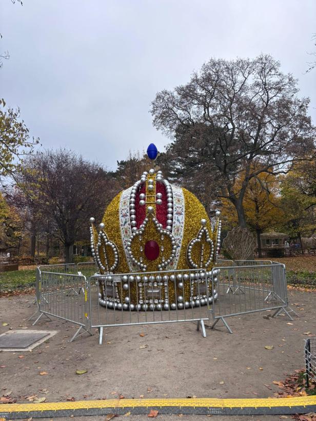 Krone im Lichtergarten in Schönbrunn