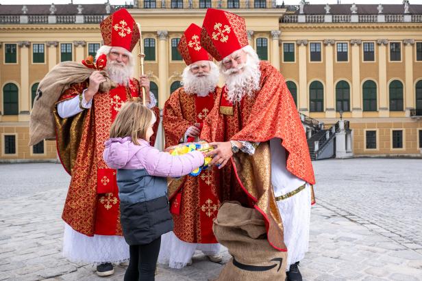 Prominente Nikoläuse nehmen Spielzeugauto entgegen