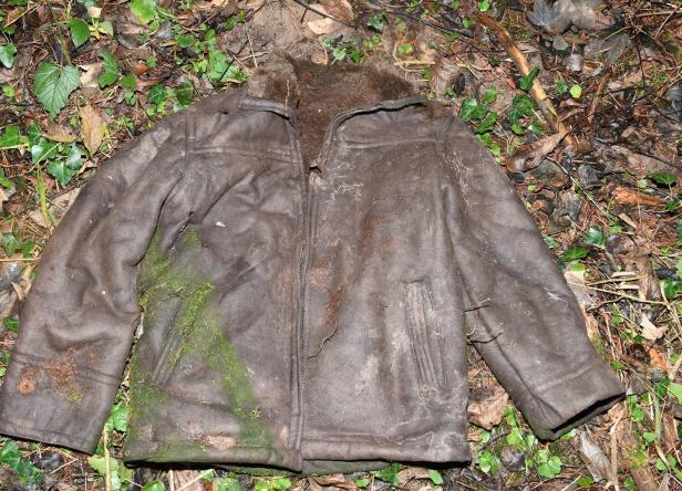 An der Lederjacke des Opfers fanden sich mehrere Einstichstellen eines Messers.