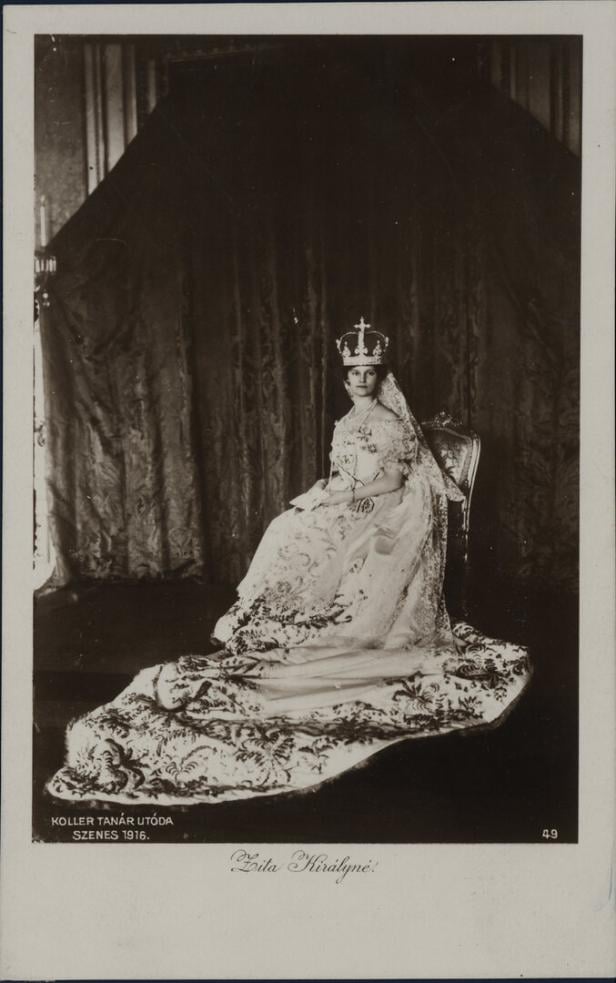 Zita, Kaiserin von Österreich, im Krönungsornat