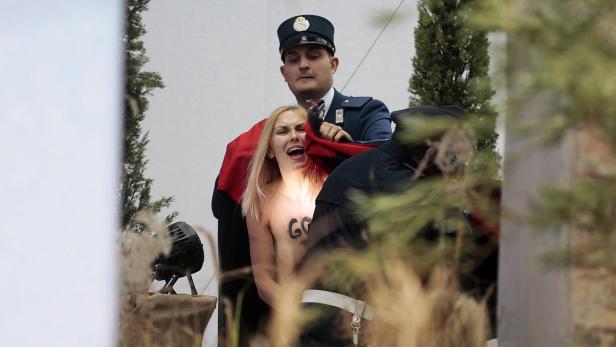 Femen-Aktivistin protestiert barbusig im Vatikan