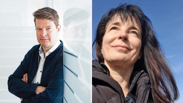 v.li: Rüdiger Maas lehnt sich an eine sich spiegelnde Glastür; Dagmar Strohmeier steht vor einem blauen Himmel