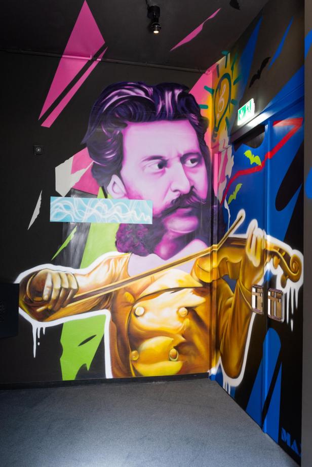 Auf dem Bild ist ein Raum mit buntem Graffiti zu sehen.