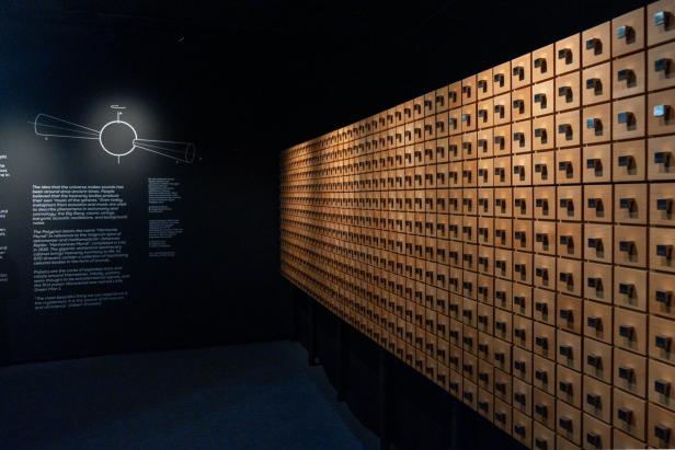 Auf dem Bild ist die Rauminstallation „Polyphon – Harmonia Mundi“ von Peter Androsch im Haus der Musik zu sehen.