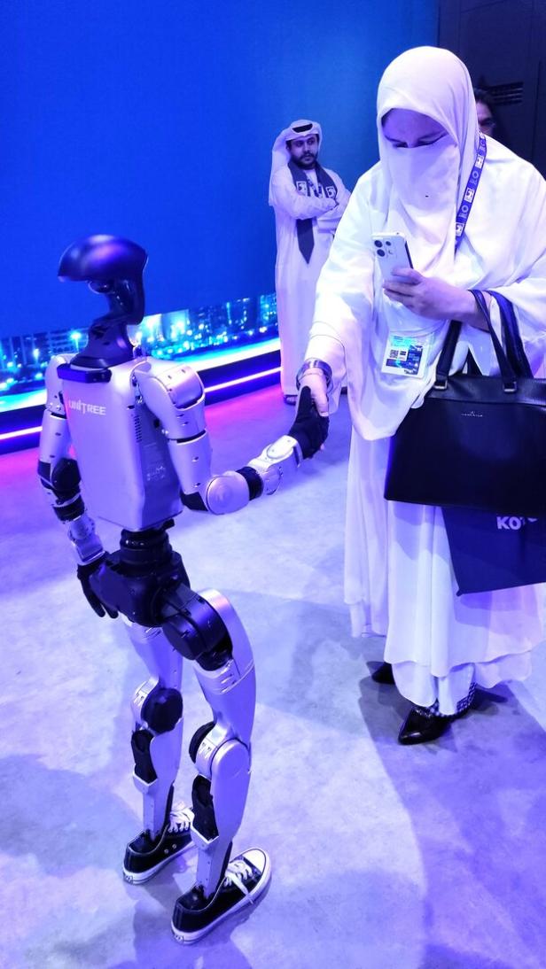 Begegnung in der "AI-Zone": KI und Roboter sollen in das Leben der Menschen in den VAE voll integriert werden.