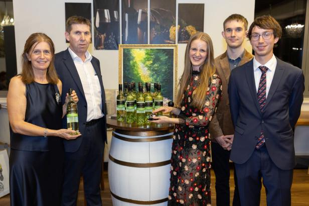 Weintaufe mit Herz: Österreichs größtes Weingut feiert für den guten Zweck