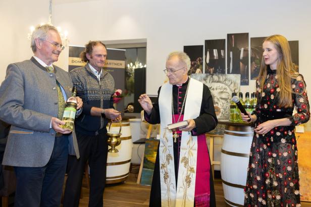 Weintaufe mit Herz: Österreichs größtes Weingut feiert für den guten Zweck