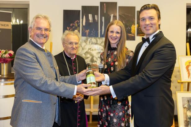 Weintaufe mit Herz: Österreichs größtes Weingut feiert für den guten Zweck