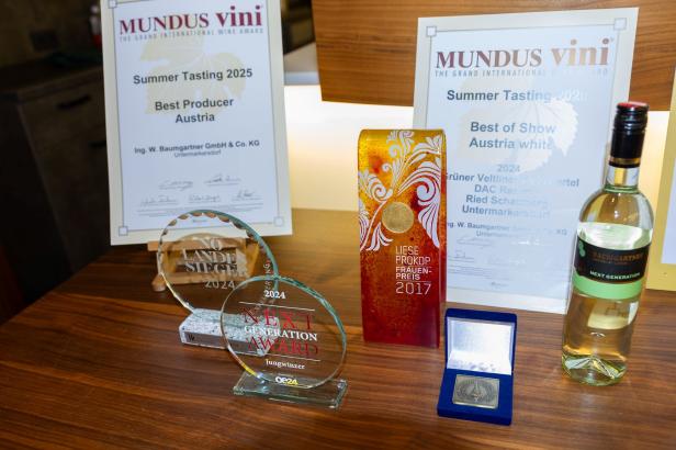 Weintaufe mit Herz: Österreichs größtes Weingut feiert für den guten Zweck