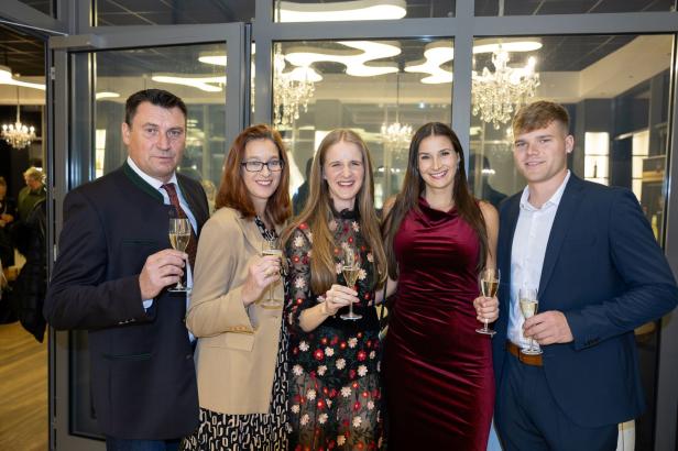 Weintaufe mit Herz: Österreichs größtes Weingut feiert für den guten Zweck