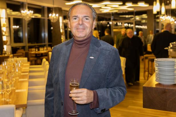 Weintaufe mit Herz: Österreichs größtes Weingut feiert für den guten Zweck