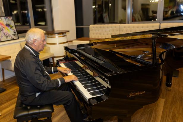 Weintaufe mit Herz: Österreichs größtes Weingut feiert für den guten Zweck