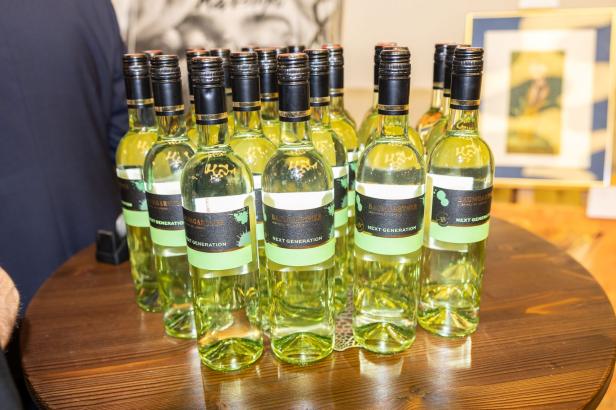 Weintaufe mit Herz: Österreichs größtes Weingut feiert für den guten Zweck