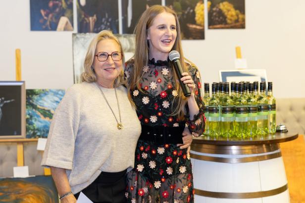 Weintaufe mit Herz: Österreichs größtes Weingut feiert für den guten Zweck