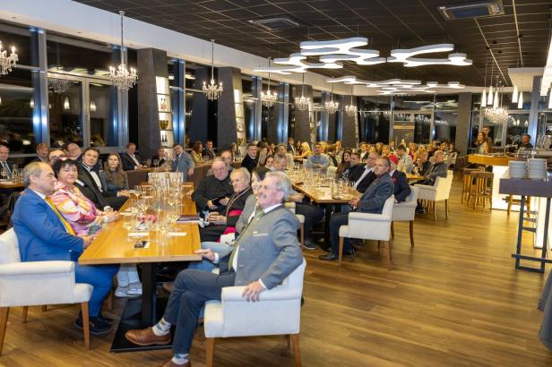 Weintaufe mit Herz: Österreichs größtes Weingut feiert für den guten Zweck