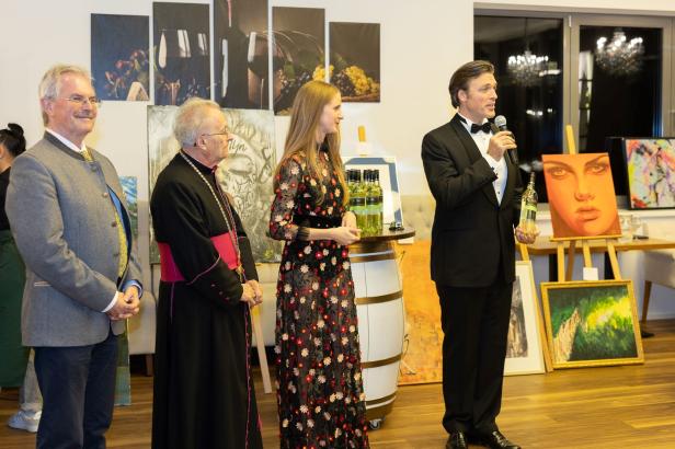 Weintaufe mit Herz: Österreichs größtes Weingut feiert für den guten Zweck