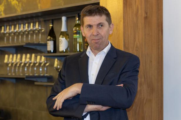 Weintaufe mit Herz: Österreichs größtes Weingut feiert für den guten Zweck