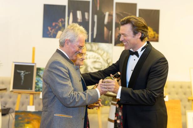 Weintaufe mit Herz: Österreichs größtes Weingut feiert für den guten Zweck