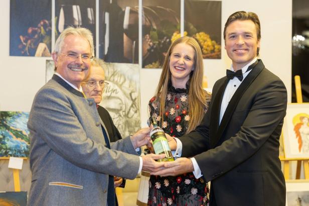 Weintaufe mit Herz: Österreichs größtes Weingut feiert für den guten Zweck