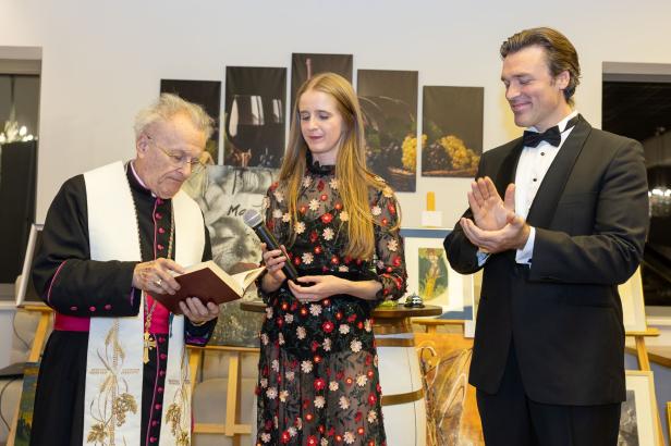 Weintaufe mit Herz: Österreichs größtes Weingut feiert für den guten Zweck