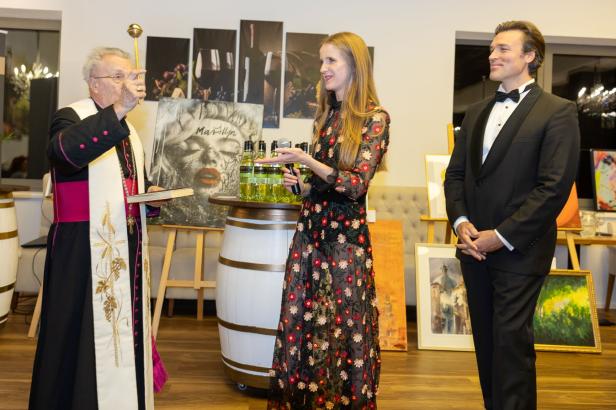 Weintaufe mit Herz: Österreichs größtes Weingut feiert für den guten Zweck