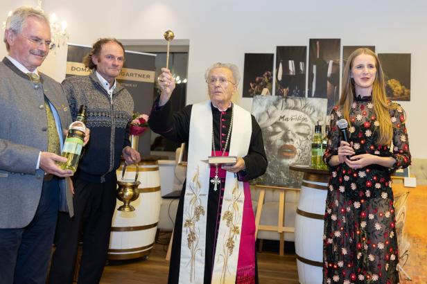 Weintaufe mit Herz: Österreichs größtes Weingut feiert für den guten Zweck