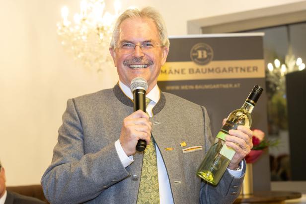 Weintaufe mit Herz: Österreichs größtes Weingut feiert für den guten Zweck