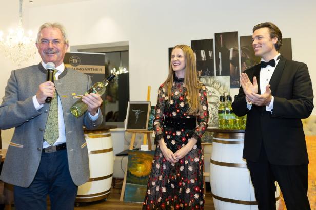 Weintaufe mit Herz: Österreichs größtes Weingut feiert für den guten Zweck