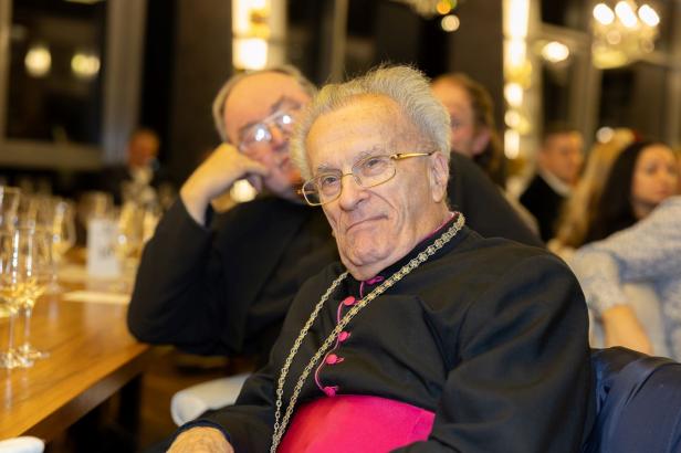 Weintaufe mit Herz: Österreichs größtes Weingut feiert für den guten Zweck