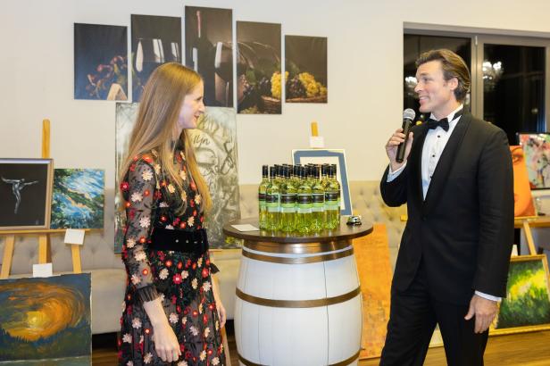 Weintaufe mit Herz: Österreichs größtes Weingut feiert für den guten Zweck