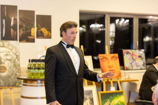 Weintaufe mit Herz: Österreichs größtes Weingut feiert für den guten Zweck