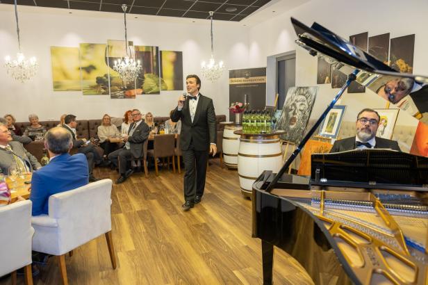 Weintaufe mit Herz: Österreichs größtes Weingut feiert für den guten Zweck